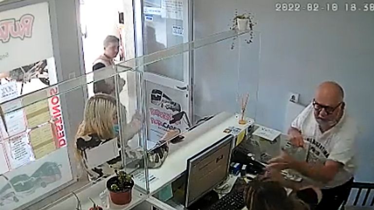 Penoso: el dirigente kirchnerista José Schulman, golpeó a una empleada en Santa Clara porque no venía un colectivo.