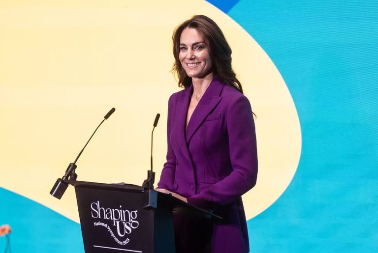 Kate Middleton esplendida en morado, su mejor traje real hasta ahora y joyas de Lady Di