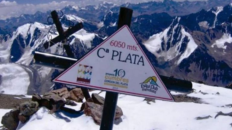 Rescatan los cuerpos en el cerro El Plata 20210429
