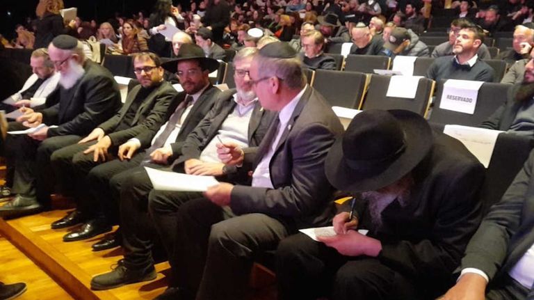 El presidente Javier Milei de incógnito, en el tributo al Rebe de Lubavich 20240701