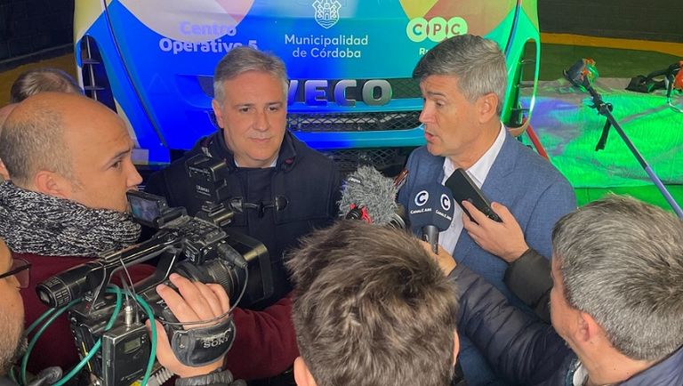 Passerini junto a Laryora frente a los periodistas