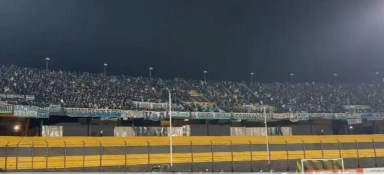 Hinchada de Racing en Montevideo