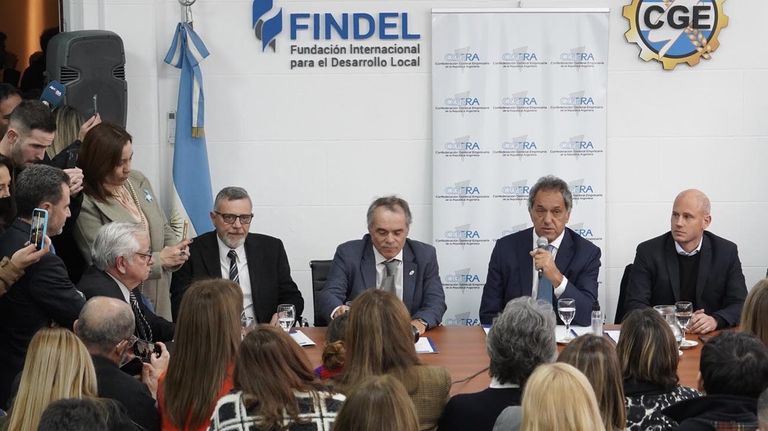 Daniel Scioli con representantes de la Unión Industrial Argentina y Daniel Scioli con representantes de CAME. 20220622