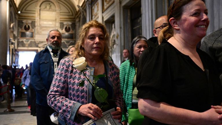 Largas filas para visitar la tumba del papa Francisco en Roma.
