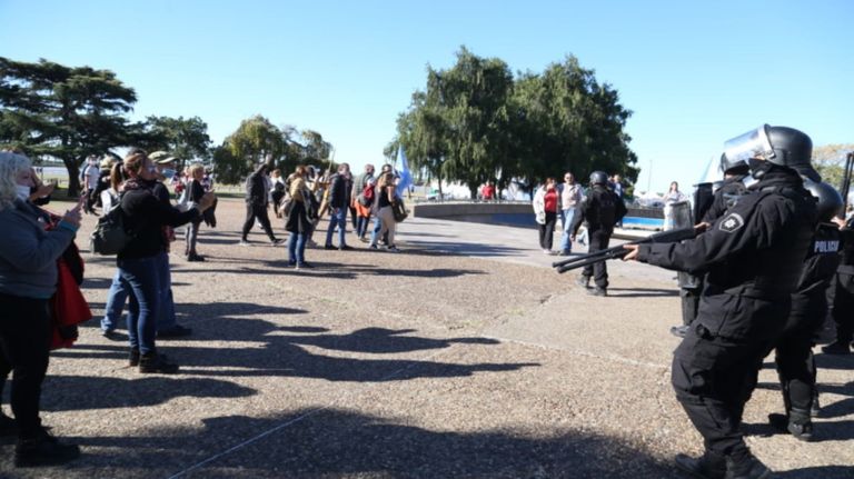 Protesta anticuarentena Monumento Bandera Rosario g_20210525