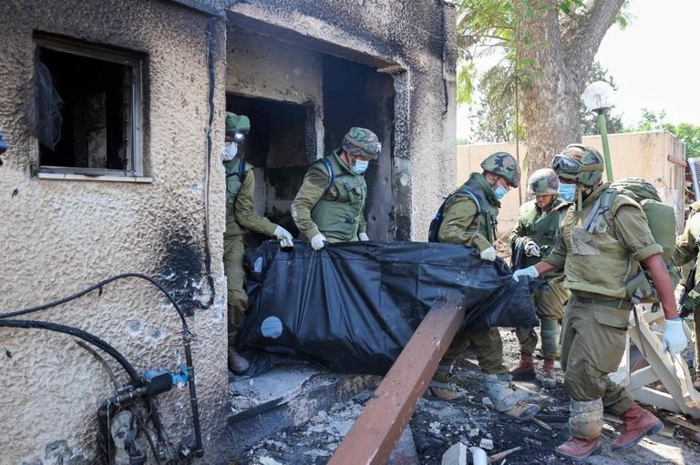 Soldados de Israel retiran cadáveres.