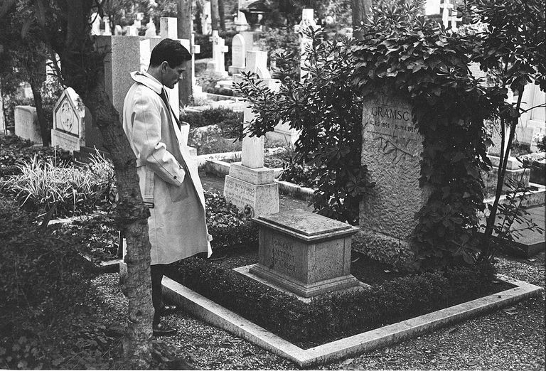 Pier Paolo Pasolini frente a la tumba de Antonio Gramsci