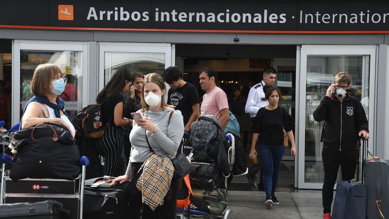 Pasajeros arribando en la terminal internacional de Ezeiza