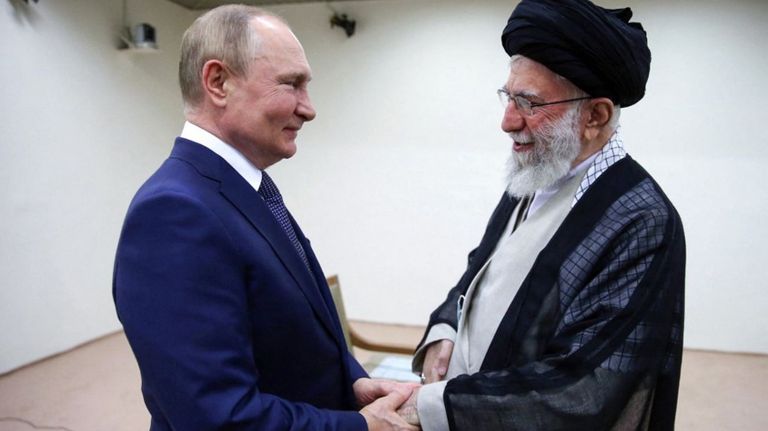 Vladímir Putin y Alí Jamenei durante una reunión en 2022