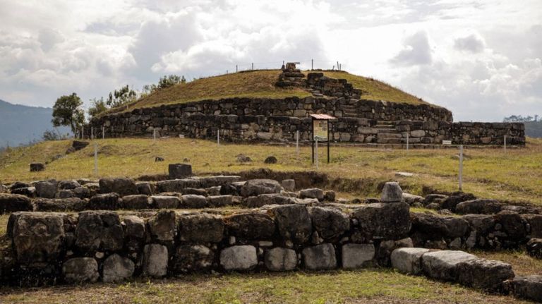 tumba sacerdote perú