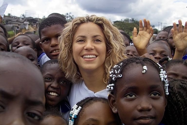 Shakira lanzó en 1997 su fundación Pies Descalzos.