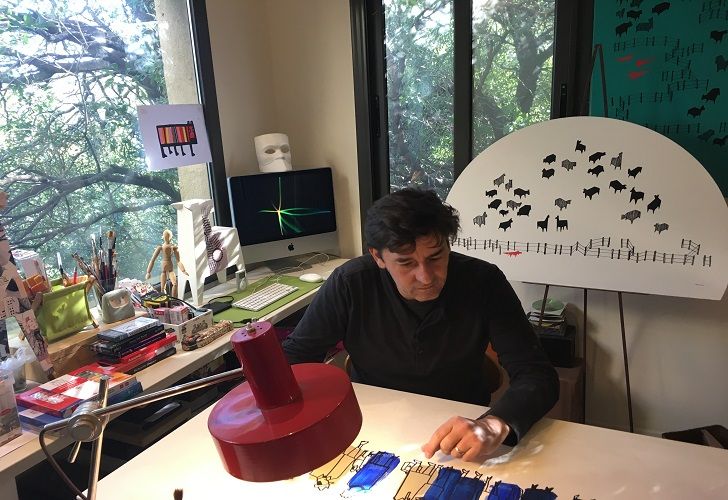 MULTITUD. Mariano Castañeda desarrolla esta serie en acrílico sobre mdf en su taller, en Mendiolaza.