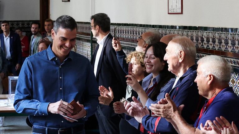 Pedro Sánchez, votando en las elecciones europeas.