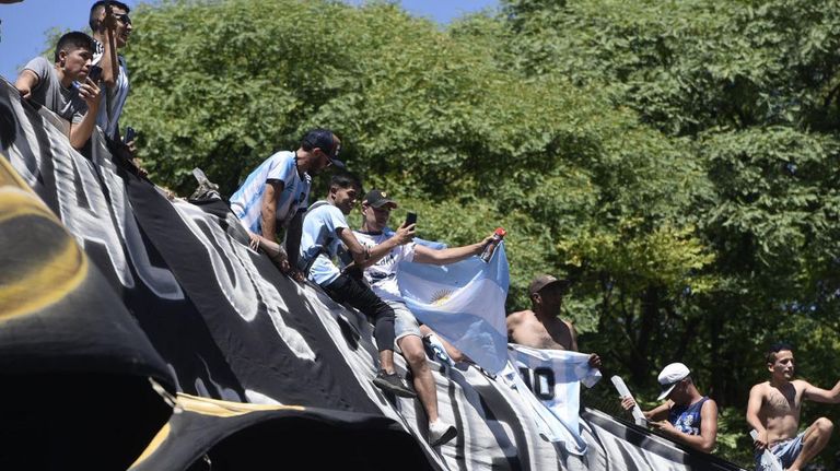 Los campeones del Mundo rumbo al obelisco
