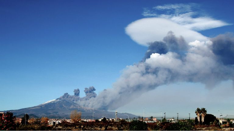 La erupción del volcán Etna en Sicilia provoca sismos y columnas de cenizas