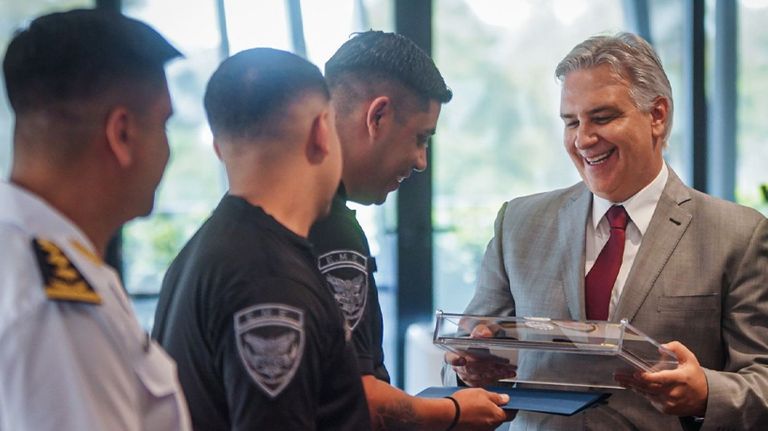Martin Llaryora reconoce a los policías que encontraron a E