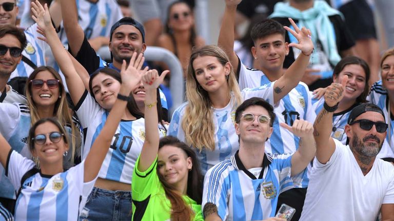 Hinchas de Argentina dentro del Estadio de River Plate esperando para festejar el triple campeonato del mundo