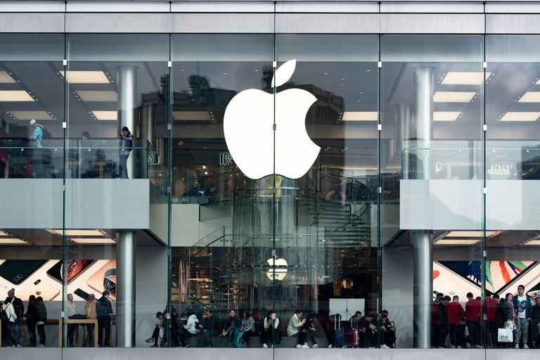 Apple Cuts Outlook as Chinese Slowdown Hits Demand for IPhones