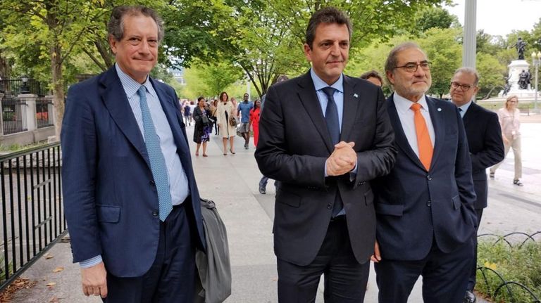 Sergio Massa llega al edificio de la Calle 19 en Washington (FMI).
