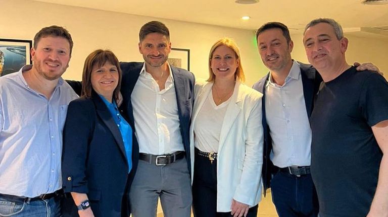 Federico Angelini, Patricia Bullrich, Maximiliano Pullaro, Gisela Scaglia y Luis Petri durante la campaña electoral de 2023