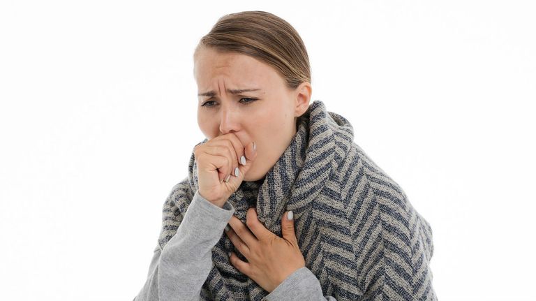Uno de los síntomas más característicos de la tuberculosis es la tos.