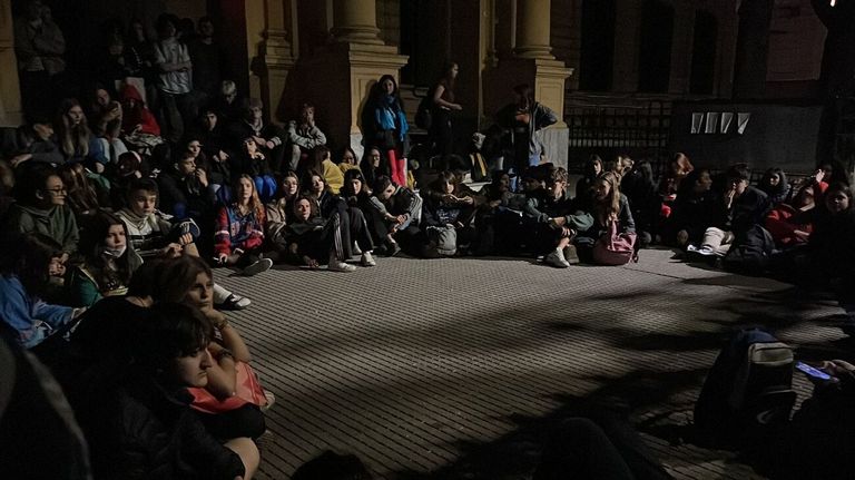 Toma en el colegio Mariano Acosta