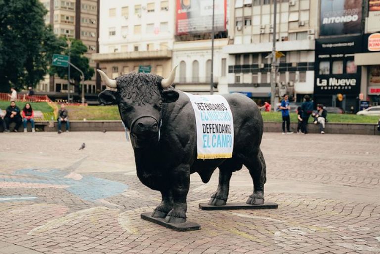 Toro en el obelisco