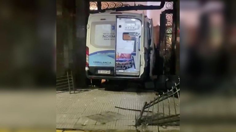 Choque entre una ambulancia y un auto en Recoleta