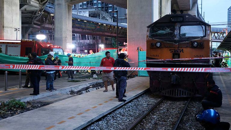 Colisión entre un tren y un autobús, en Bangkok, Tailandia.