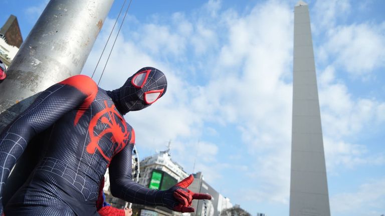 spiderman hombre araña obelisco 1 NA g_20231029