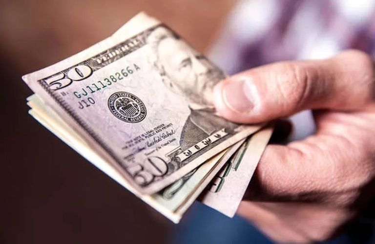 El salario pretendido en dólares subió casi 50%.