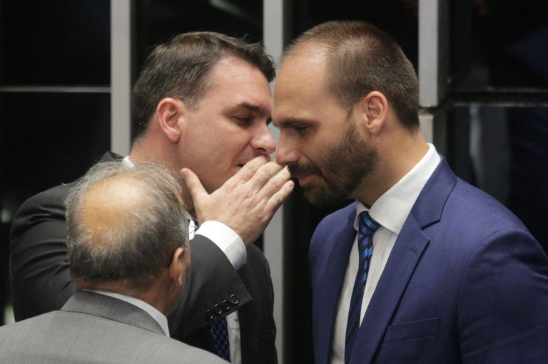 Flávio Bolsonaro durante una sesión en el Senado de Brasil