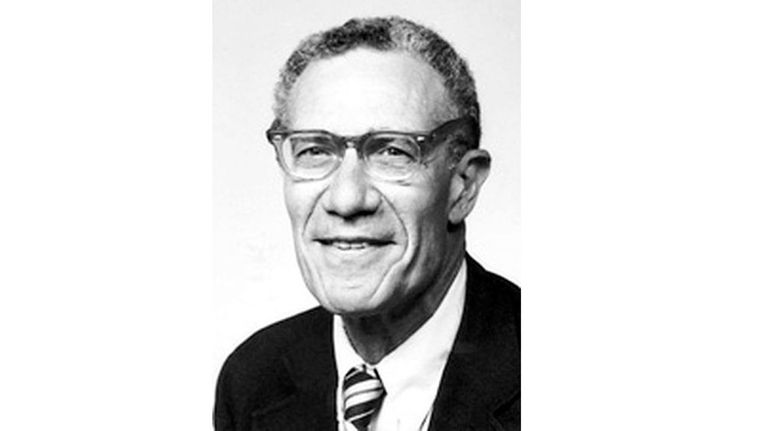 Robert Solow. Postulaba que el capital es solo masilla, de manera que una máquina puede ser rediseñada.