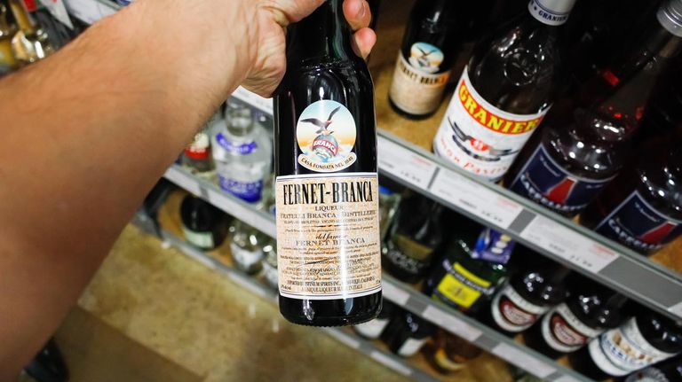 Gente tomando fernet 20220325