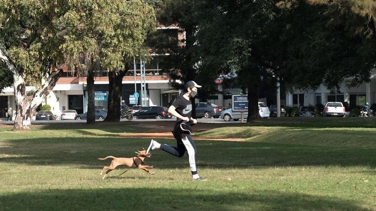 GENTE HACIENDO ACTIVIDAD FíSICA EN PARQUES 20200529