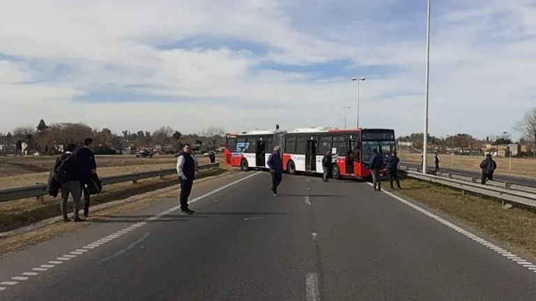 Los choferes de la Línea 57 hicieron un paro y cortaron el Acceso Oeste a la altura de Luján, en repudio al ataque a un chofer con una pedrada.