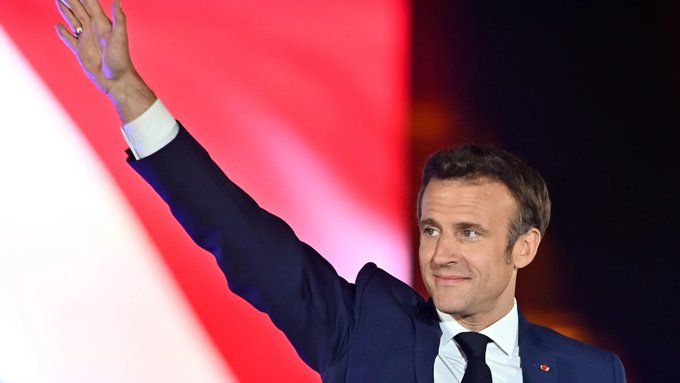El presidente francés, Emmanuel Macron, recibió a más de 200 alcaldes de localidades golpeadas por los disturbios.