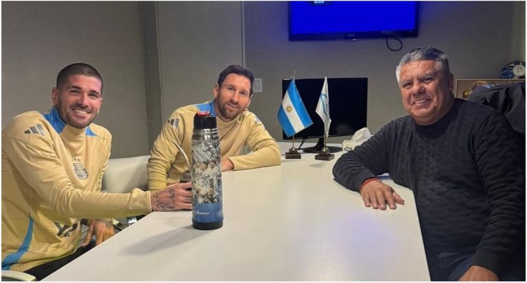 Lionel Messi, junto a Rodrigo De Paul y Claudio Tapia