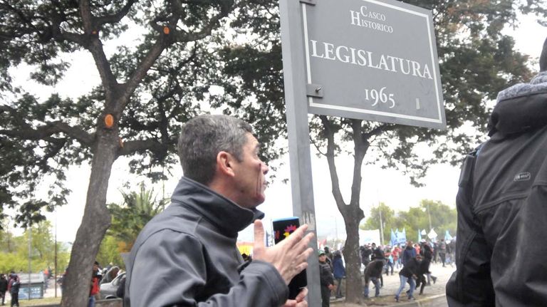 Disturbios frente a la legislatura en Jujuy