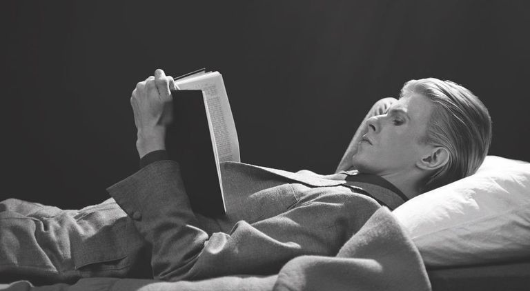 David Bowie leyendo