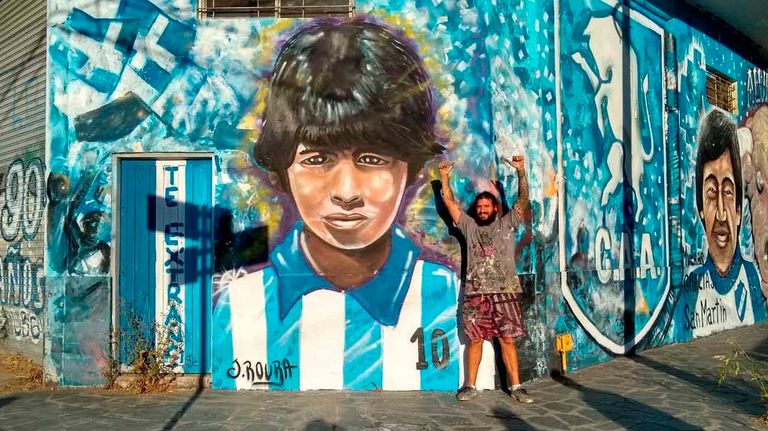 mural con el rostro de Diego Maradona 20201126