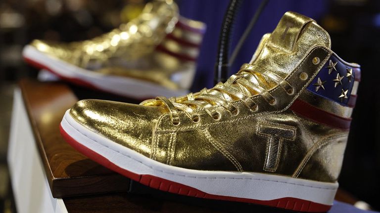 Never Surrender: Donald Trump lanzó una marca de zapatillas tras recibir una millonaria multa de un juez.