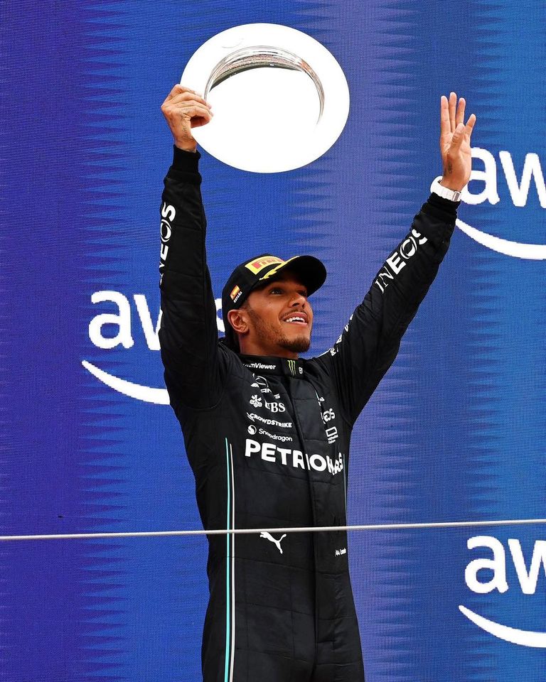 Shakira aviva los rumores de romance con Lewis Hamilton