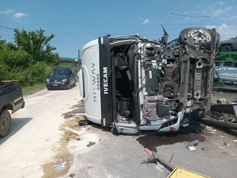 Choque de dos camiones en Panamericana altura km46