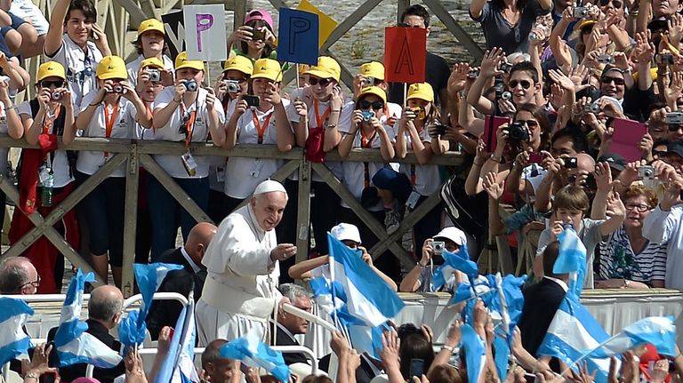 Papa Francisco saluda a multitud 08042026