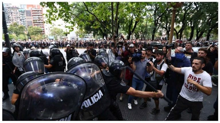 Cine Gaumont reprecion policial 20240314