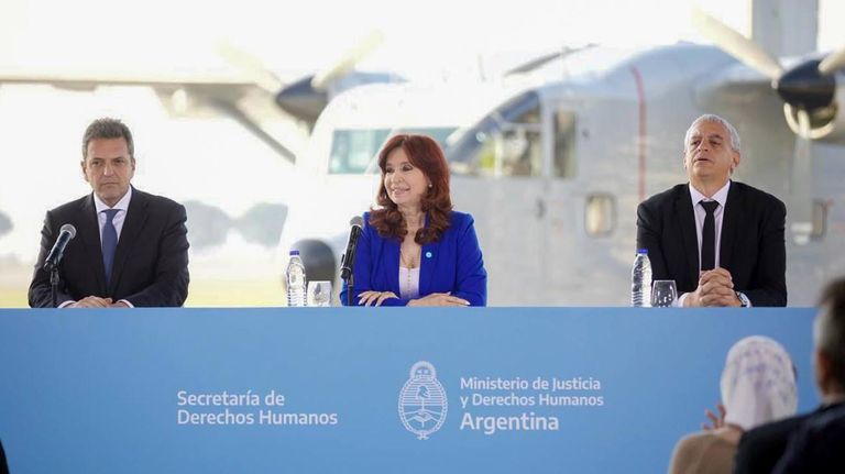Cristina Kirchner presenta uno de los aviones de los