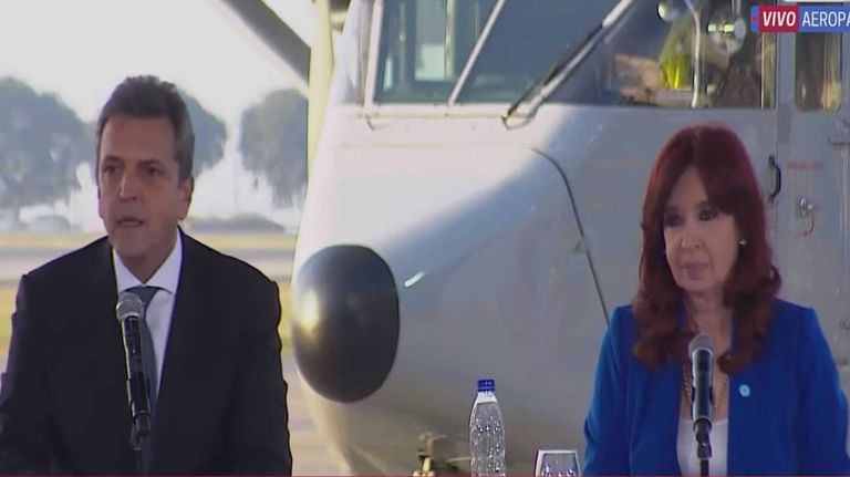 Cristina Kirchner presenta uno de los aviones de los 