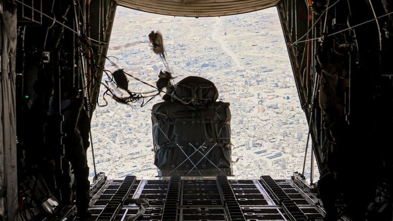 Comida desde el aire sobre Gaza. Para la ONU, las dificultades de distribución son