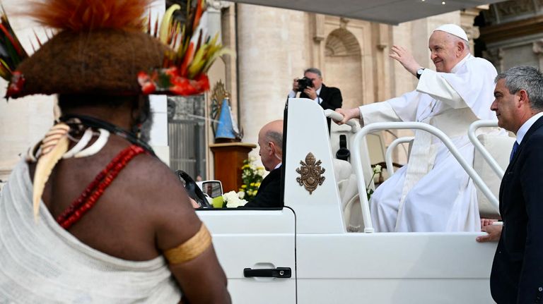 Francisco con la virgen Nuestra Señora de Luján